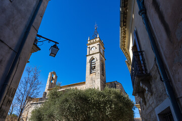 Eglise abbatiale de Saint-Geniès-des-Mourgues, petit village de la plaine languedocienne