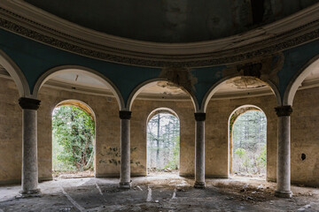 Obraz premium Round hall with colonnade in old abandoned palace