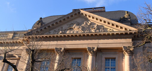 Dreiecksgiebel über dem Eingangsportal zur Staatsbibliothek Unter den Linden