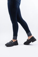 Piernas Atractivas con Pantalón de Mezclilla y Zapatos Negros