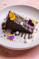 Porcion de torta de chocolate, rellena con caramelo y chocolate derretido. 