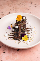 Porcion de torta de chocolate, rellena con caramelo y chocolate derretido. 