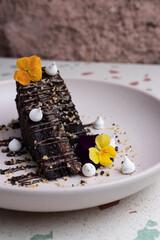 Porcion de torta de chocolate, rellena con caramelo y chocolate derretido. 