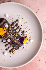 Porcion de torta de chocolate, rellena con caramelo y chocolate derretido. 