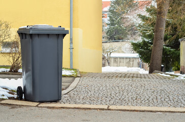Obraz premium View of garbage container in city on winter day