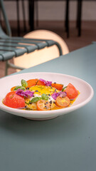 Ensalada de tomate albaca y burrata en plato redondo liso