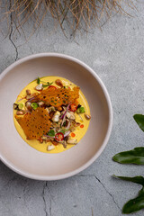Ceviche vegetariano y vegano a base de plantas. sobre bowl blanco