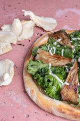 Pizza vegana, vegetariana de kale y girgola