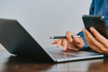 Latin woman in distance classes using the computer