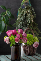 春の花とグリーンスワッグ