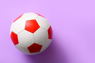 Naklejka premium Soccer ball on lilac background