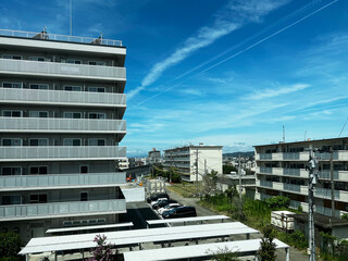 飛行機雲のある街並み