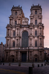 La cathédrale Saint Pierre de Rennes au lever du soleil