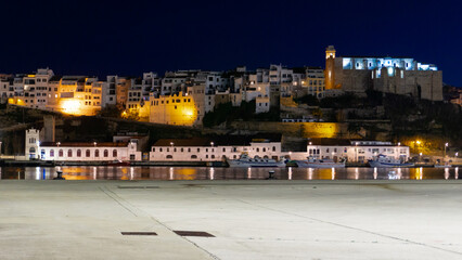 Ciudad de noche vista desde el puerto 