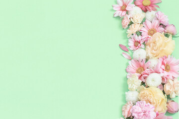 Fototapeta na wymiar frame of flowers on green background