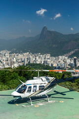 Obraz premium Beautiful view to helicopter taking off from green Sugar Loaf mountain