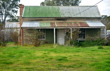 Fototapeta na wymiar rundown country house Victoria-stands derelict on a small farming property. 