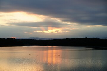 狭山湖、湖、所沢市、入間、埼玉、日本、自然、風景、11月、秋、夕方、夕景、すすき、日没、空、雲、景色、木、景観、眺め、広い、東屋、橋、