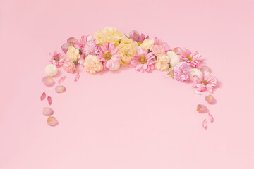 Fototapeta na wymiar beautiful flowers on pink background