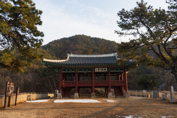 Obraz premium Chuncheon Soyangjeon from the hills during winter evening at Chuncheon , South Korea : 11 February 2023