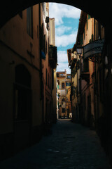 Fototapeta na wymiar Narrow street in Firenze
