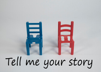 Kolorowe, różne krzesła ułożone bokami do siebie. Napis TELL ME YOUR STORY. Koncepcja budowania relacji. - obrazy, fototapety, plakaty