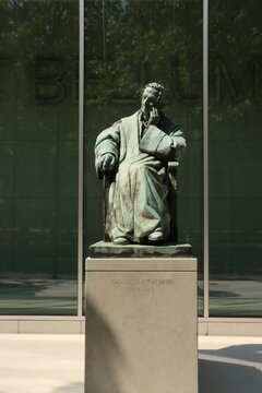 Standbeeld aan het korte Voorhout ter nagedachtenis van de zes b