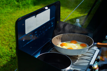 キャンプの朝ごはん_目玉焼き 