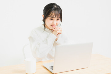PCを使いながらお願いしている若い女性
