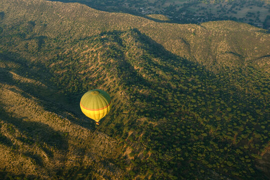 Mongolfiera in volo sopra zona Jaipur in Rajasthan, India