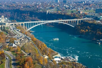 Aerial shot of the Rainbow arch bridge over the Niagara river in the city of Niagara Falls - obrazy, fototapety, plakaty