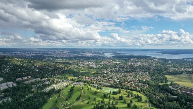 vue panoramique d'Oslo depuis Holmenkollen, norv&egrave;ge