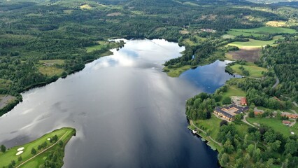 manoir et lac autour d'Oslo en Norvège