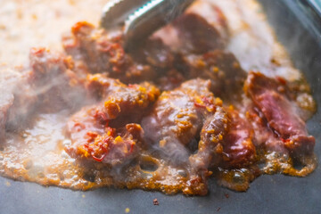 味付きの肉を焼く