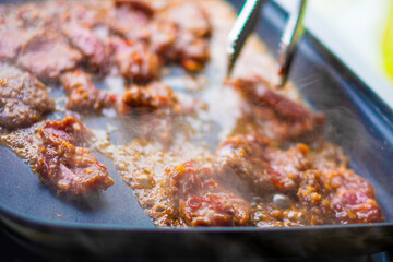 味付きの肉を焼く
