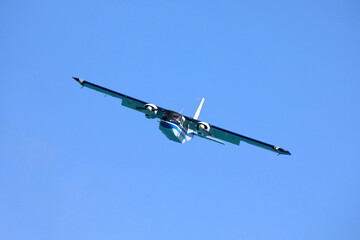 Motorflugzeug mit Propeller im Landeanflug