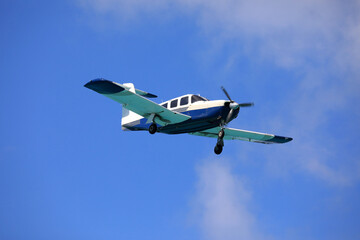 Motorflugzeug mit Propeller im Landeanflug