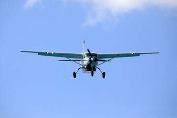 Motorflugzeug mit Propeller im Landeanflug