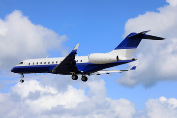 Flugzeug (Jet) im Landeanflug