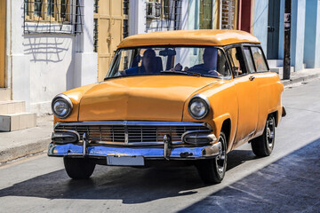 Wunderschöner gelber Oldtimer in Kuba (Karibik)