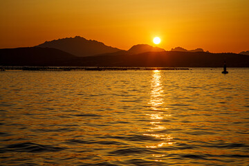 bellissimo tramonta visto dal mare