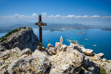 foto panoramica della costa della sardegna vista dalla vetta di Tavolara (Sardegna - Italia)