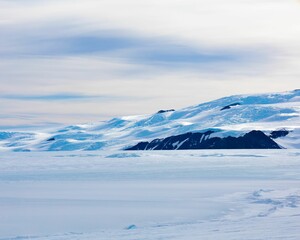 Fototapeta premium Beautiful shot of the rolling foothills of Mount Erebus in Antarctica