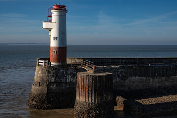 Balise et phare d'entrée de port au bout de la jetée à la sortie de l'estuaire de la Gironde en...