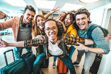 Group of young tourists standing in youth hostel guest house - Happy multiracial friends booking summer vacation home - Guys and girls having fun taking selfie picture at summertime holidays - obrazy, fototapety, plakaty