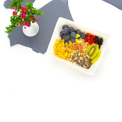 Gesundes Müsli in eckiger Porzellan-Schale