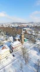 Fototapeta na wymiar Petri Kirche Herford aus der Luft bei Schnee Luftaufnahme Panorama Winter