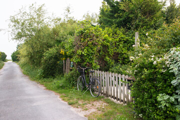 un vélo devant un portail en bois