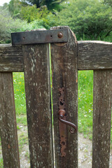 une fermeture rustique de portail en bois campagnard