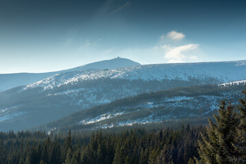 Fototapeta na wymiar Widok na Śnieżkę, Karkonosze góry zimą / View of Śnieżka, Karkonosze Mountains in winter